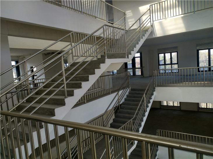 成都混凝土樓梯拆除多少錢?成都戰(zhàn)狼拆除劍南大道施工案例